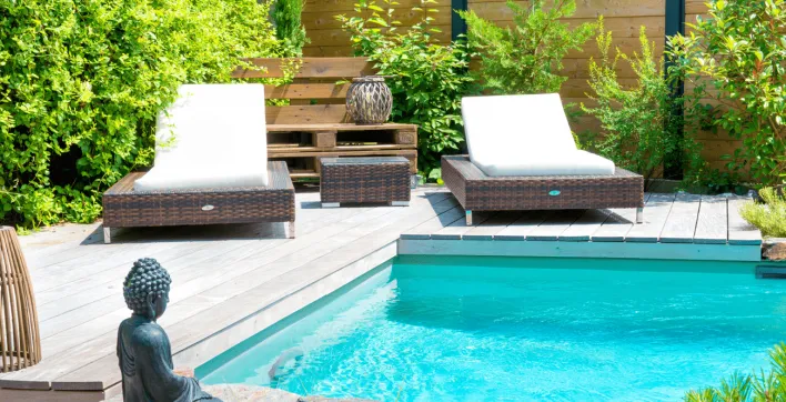 Focus sur la mini-piscine Aquilus aux airs asiatiques