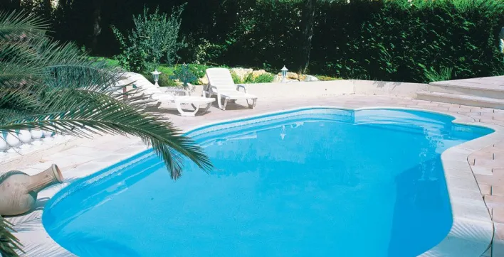 Entretien piscine : le robot nettoyeur tout-terrain d’Aquilus