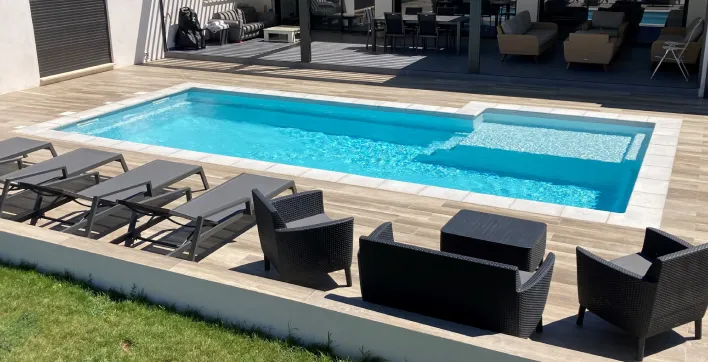 La piscine coque polyester avec plage excentrée pour un plus grand espace de nage