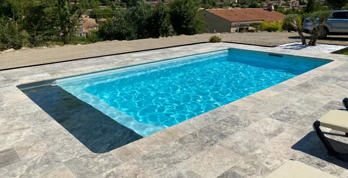 La piscine coque avec volet intégré sous marches de Piscines Ibiza