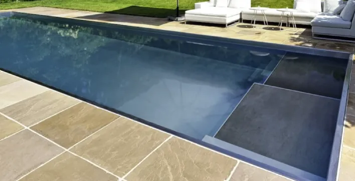 Boulevard de la piscine présente son bassin avec plage à deux niveaux