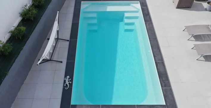 Piscine coque : Le modèle avec banquette de repos signé Cocktail Piscine