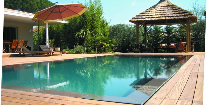 La piscine coque avec une large plage signée Génération Piscine