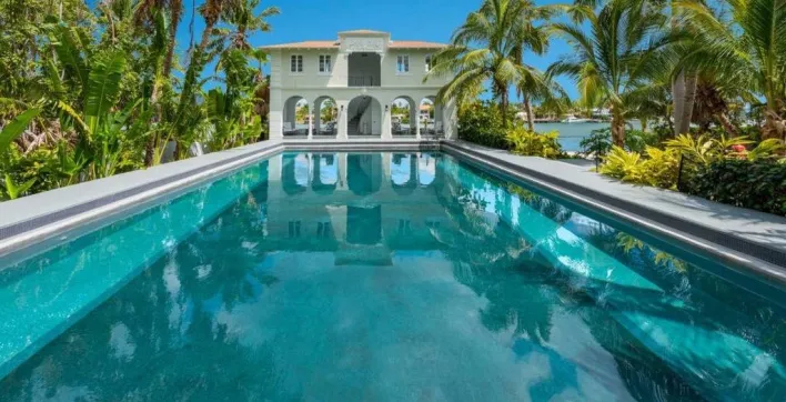 La villa d'Al Capone avec sa piscine incroyable sont à vendre !