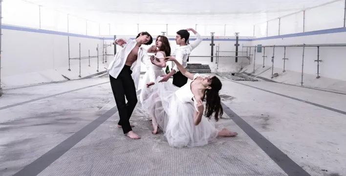 Piscine insolite : Un bassin désaffecté se transforme en décor de shooting photo