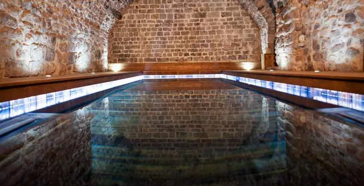 Destination vacances : Top 5 des gîtes avec piscine couverte pour se baigner même en hiver !