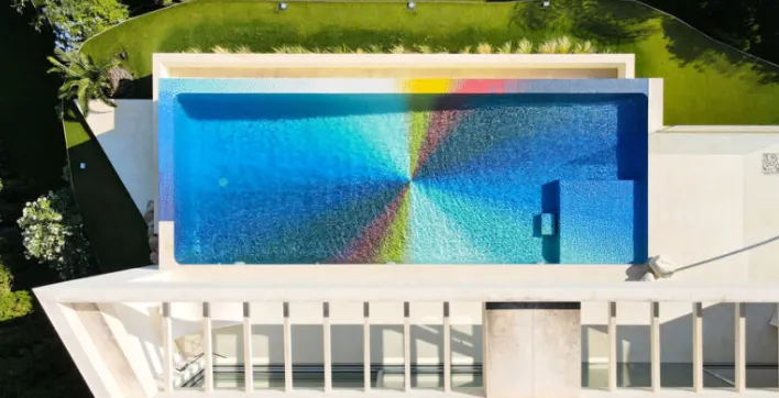 La piscine multicolore créée par l’artiste Felipe Pantone