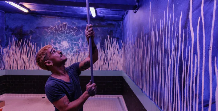 Une piscine se transforme en toile de peinture géante