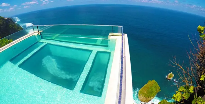 Une piscine de rêve suspendue au-dessus d'une falaise