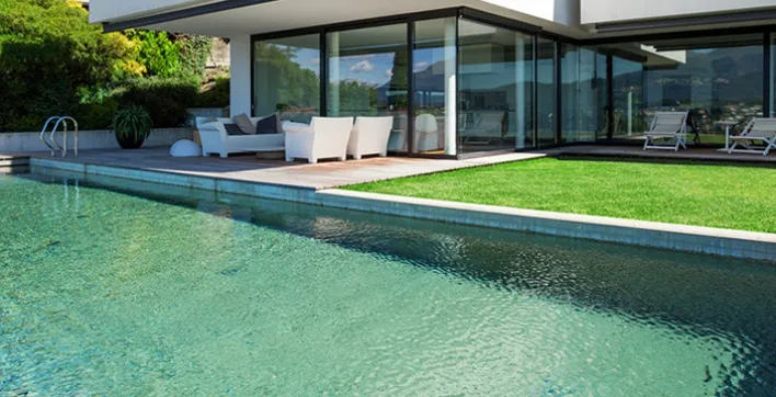 Connaître l’essentiel des mesures fiscales et administratives en matière de construction de piscine.