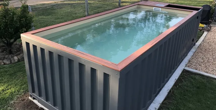 Un conteneur maritime recyclé en... piscine !