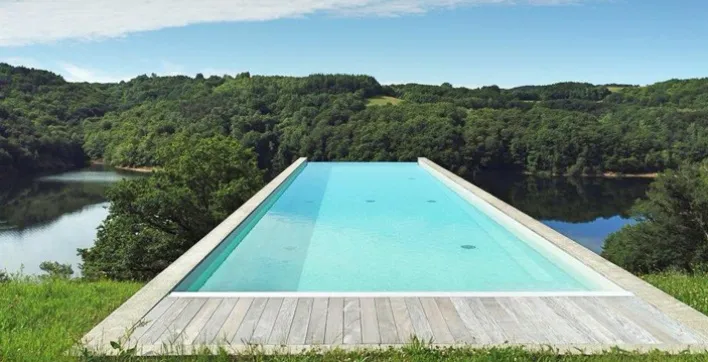 Une incroyable piscine implantée dans un décor de rêve !