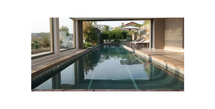 NOUVELLE TENDANCE :  La piscine intérieure - extérieure