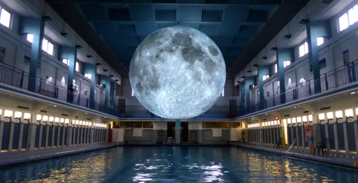 Venez nager sous une lune de 7 mètres de diamètre à la Piscine Pailleron !