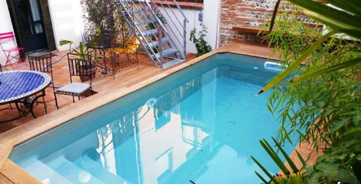 Réalisation d’une piscine dans un espace réduit en centre-ville.