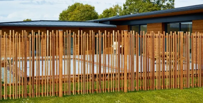 Une barrière nature et destructurée pour délimiter votre jardin.