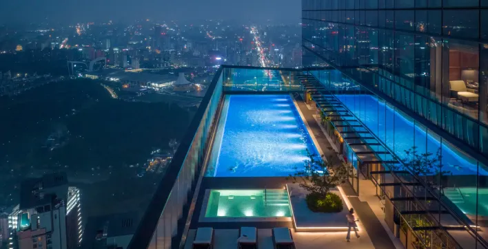 La piscine extérieure la plus haute du monde trône à 323 mètres au-dessus du sol !