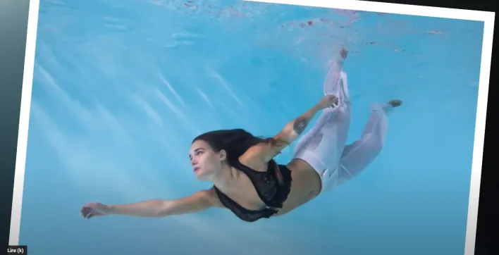 Dans une piscine à Caen, un photographe propose un shooting sous l’eau