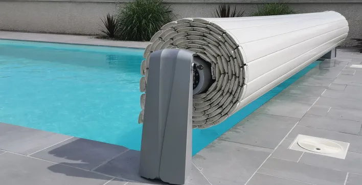 Equipement piscine : Des poteaux design pour les couvertures automatiques