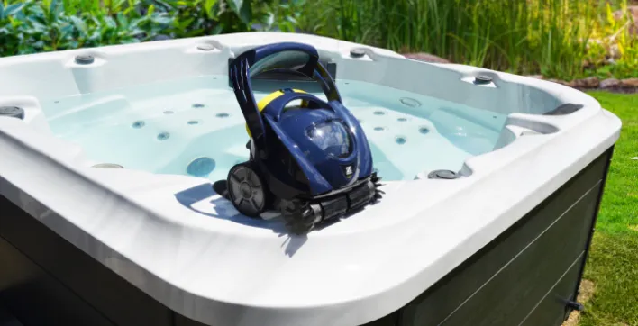 Focus sur le premier robot nettoyeur sans fil pour spas : le Spabot™ de Zodiac®