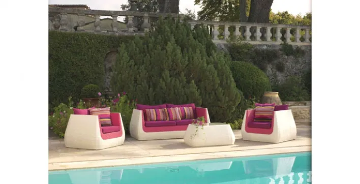 Des éléments de mobilier outdoor pour égayer la terrasse de votre piscine
