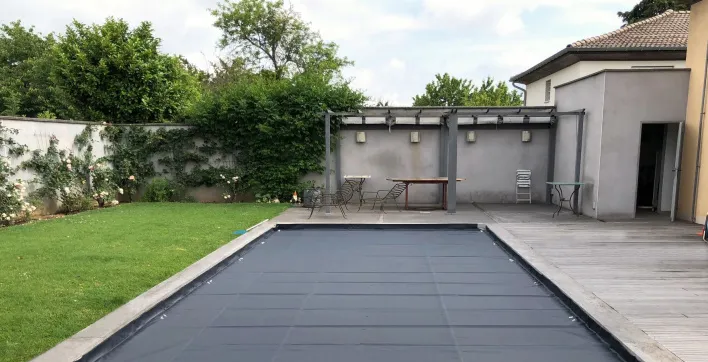Équipement piscine : Protégez aussi votre couverture automatique !