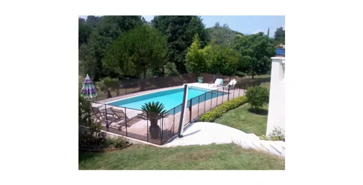 La sécurité au bord de la piscine avec les barrières démontables Beethoven