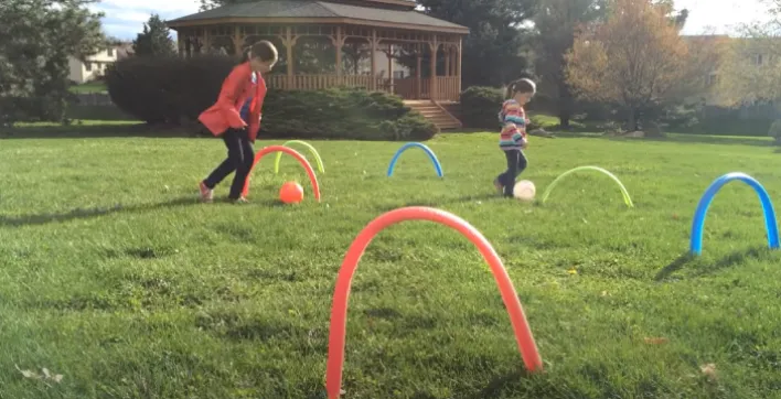Recycler ses frites de piscine : Trois idées de jeux sans eau !