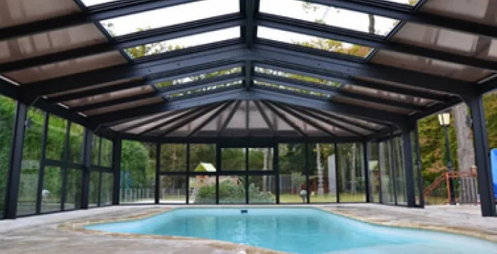 Piscine extérieure ou intérieure ? À vous de décider grâce à l’abri ouvrant !