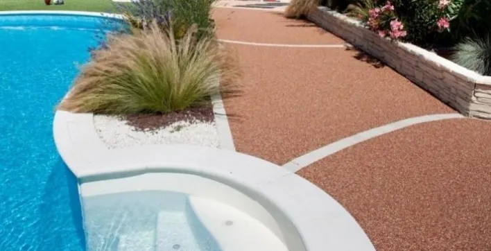 Votre plage de piscine toute de minéraux vêtue !