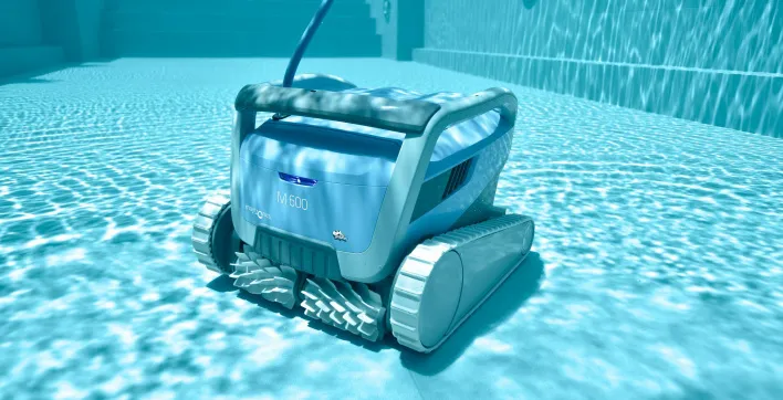 Un robot nettoyeur de piscine contrôlable à tout moment