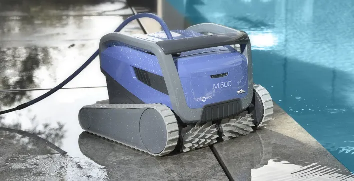 Le robot nettoyeur de piscine Dolphin M600 connecté pour contrôler l’entretien de votre bassin