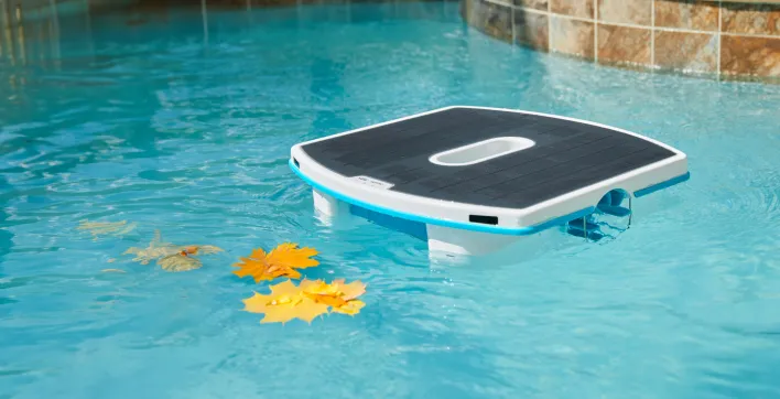Une eau de piscine propre grâce au nettoyeur de surface signé Maytronics