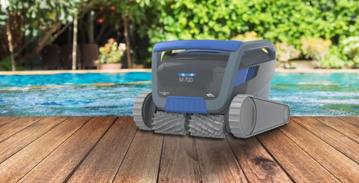 Le robot de piscine Dolphin M700 de Maytronics : peu d’efforts pour un nettoyage optimal