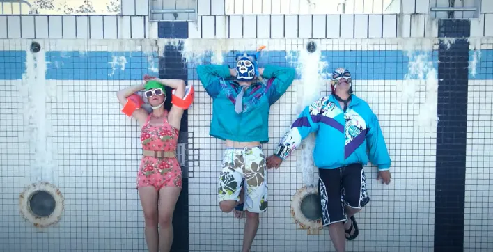 Un groupe de rock tourne un clip dans une piscine !