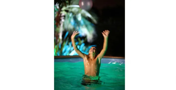 Les piscines hors sol ont aussi leur éclairage LED de qualité