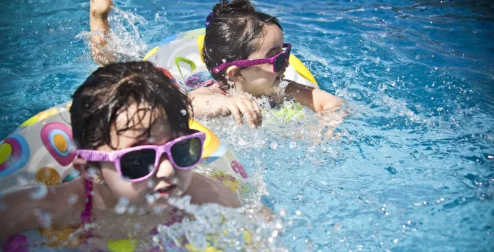 Couvertures et abris piscines : toutes les solutions pour conjuguer baignade et sécurité