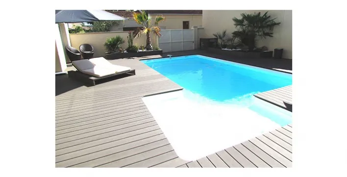 Des lames en bois composite de qualité pour une plage de piscine douce au toucher