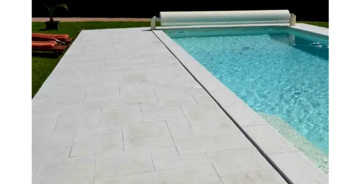 Des dallages en pierre reconstituée pour border votre piscine