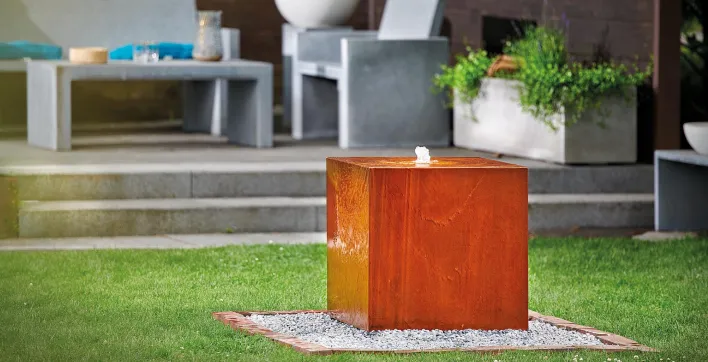 Décoration originale de jardin : les tables d’eau en forme de cube signées Oase