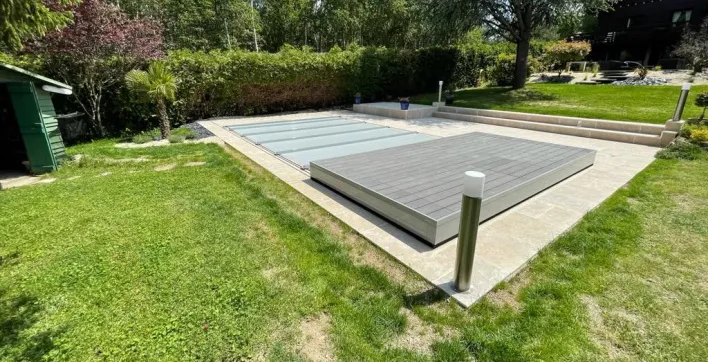 La terrasse mobile - couverture de piscine d’EC Création, l'équipement malin et design