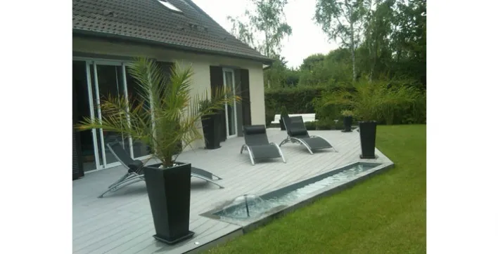 Des lames de terrasse de piscine de haute qualité