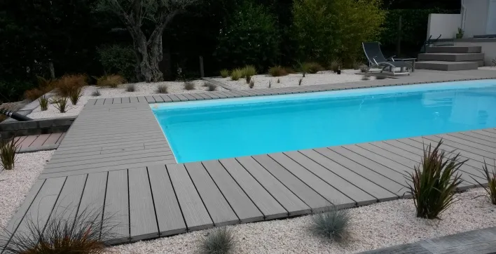 Les lames de terrasse en bois composite pour border votre piscine