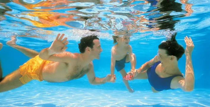 Traitement eau piscine : un sel 4-en-1 pour garder un bassin propre