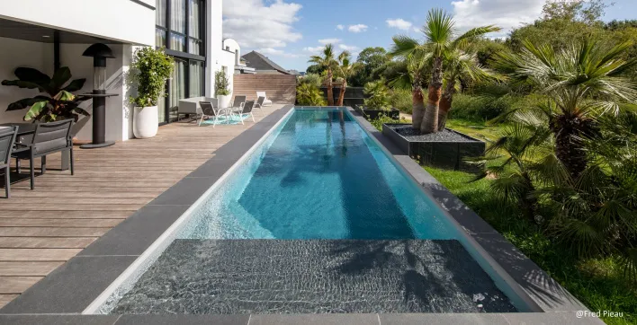 Piscine design : le couloir de nage toujours tendance en 2020