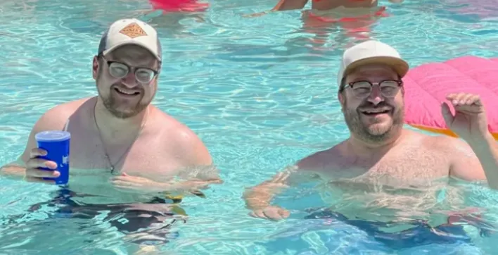 Un homme rencontre son sosie à la piscine !