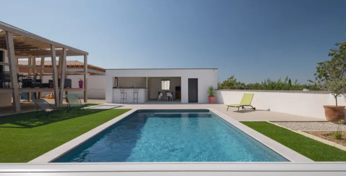 Inspiration piscine : au milieu des cigales et de la garrigue, le bassin contemporain d’Aquilus
