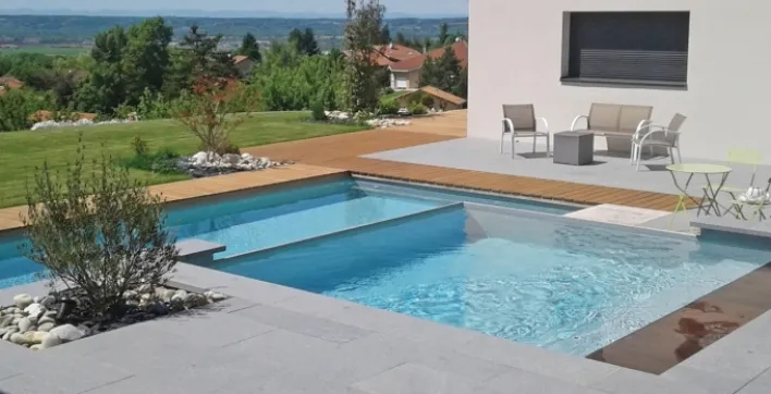 Une piscine en béton armé personnalisable montée en trois jours !