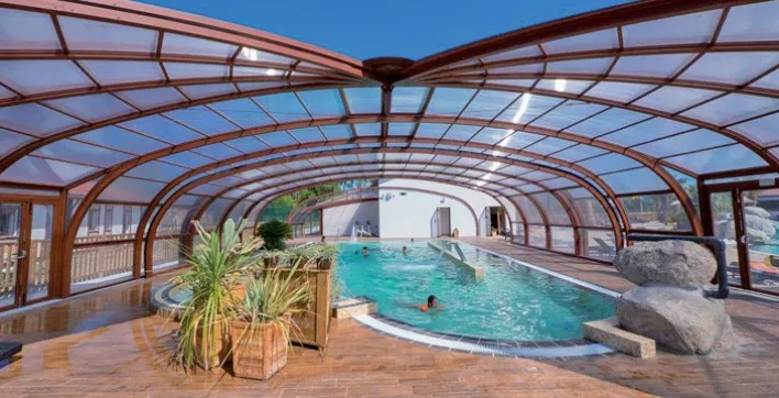 Des abris de piscine de grande largeur fonctionnels et esthétiques par Vegametal
