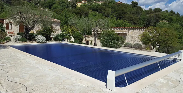 Les atouts des lames de couvertures de piscine en polycarbonate